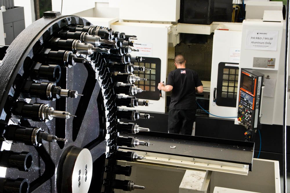 Industrial CNC tool changer and machining center